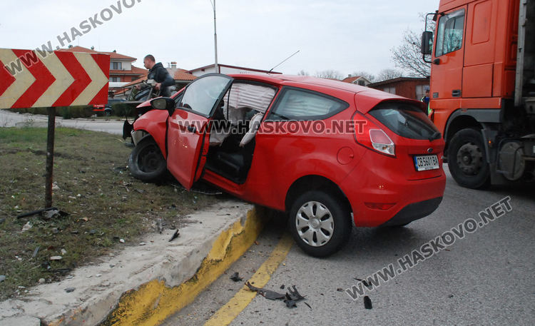 Форд се разби в кръговото на Кърджалийска, водачът в болница
