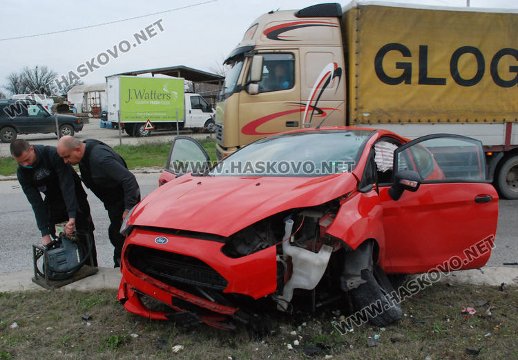 Форд се разби в кръговото на Кърджалийска, водачът в болница