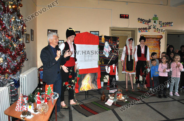 Тържествено запалиха светлините на елхата в "Христо Смирненски", готвят базар