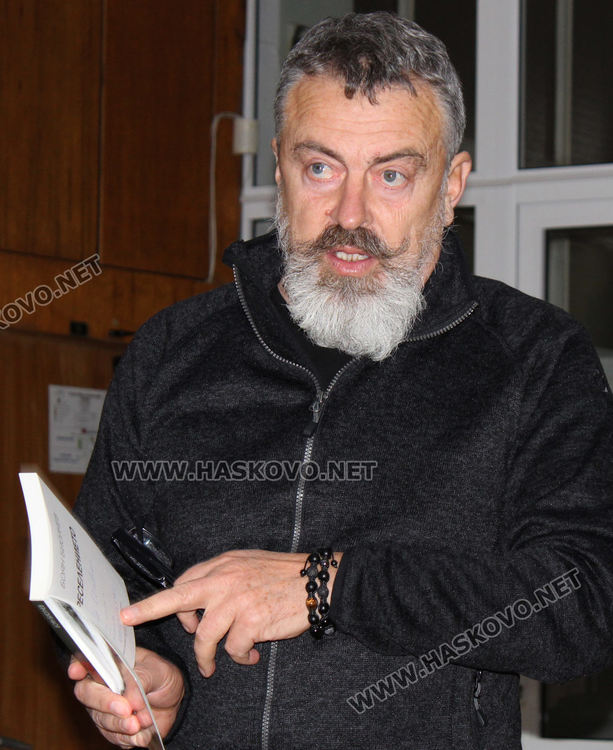 Проф. Боян Биолчев представи в Хасково най-новия си роман "Преселението"