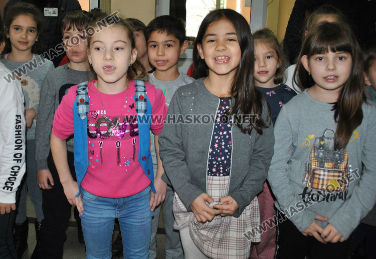 Тържествено запалиха светлините на елхата в "Христо Смирненски", готвят базар