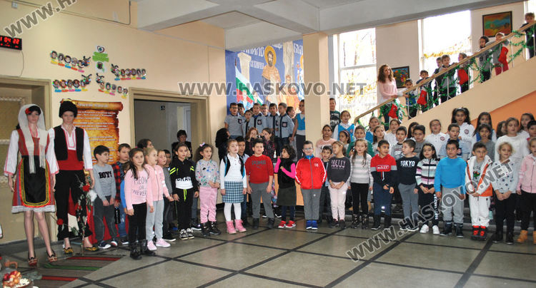 Тържествено запалиха светлините на елхата в "Христо Смирненски", готвят базар