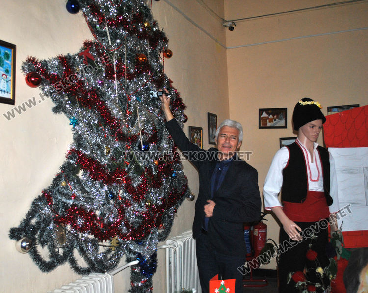 Тържествено запалиха светлините на елхата в "Христо Смирненски", готвят базар