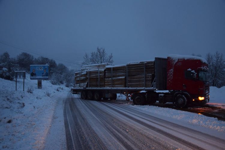 ТИР закъса на главния път Ардино – Кърджали