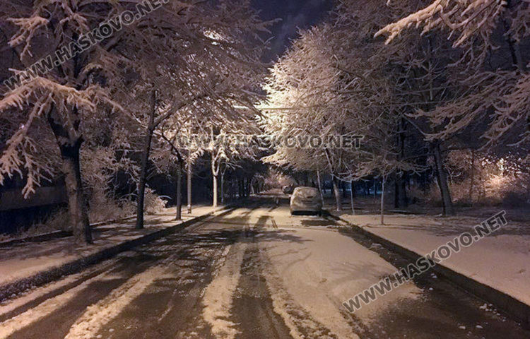 Димитровград осъмна със снежна покривка, валежите спират