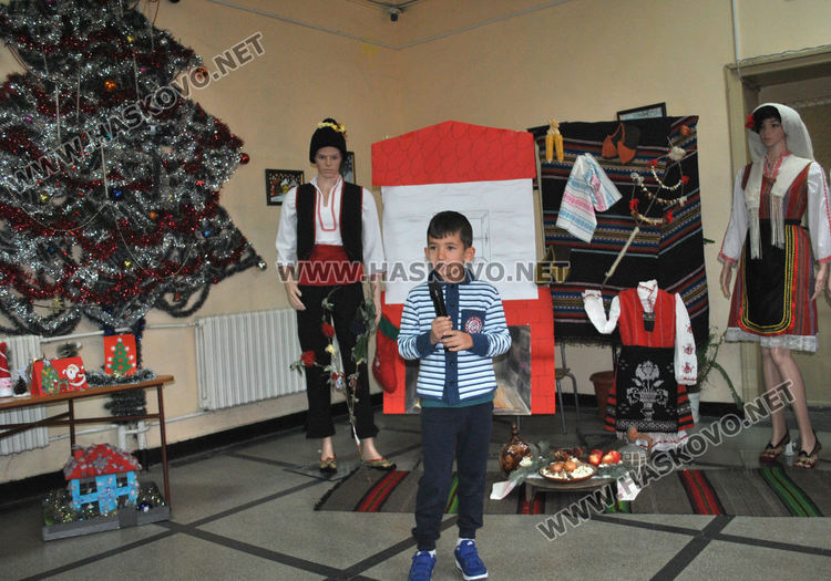 Тържествено запалиха светлините на елхата в "Христо Смирненски", готвят базар