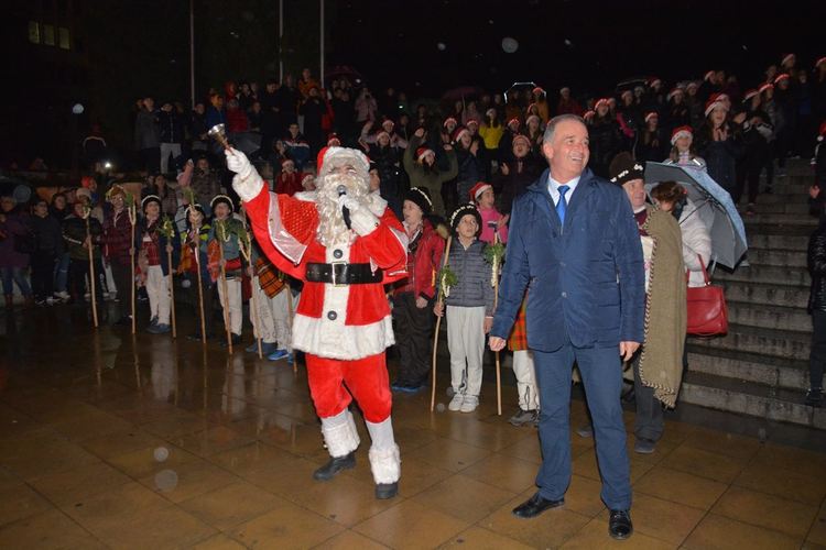 Кметът Грудев запали вълшебните светлини на Коледното дърво