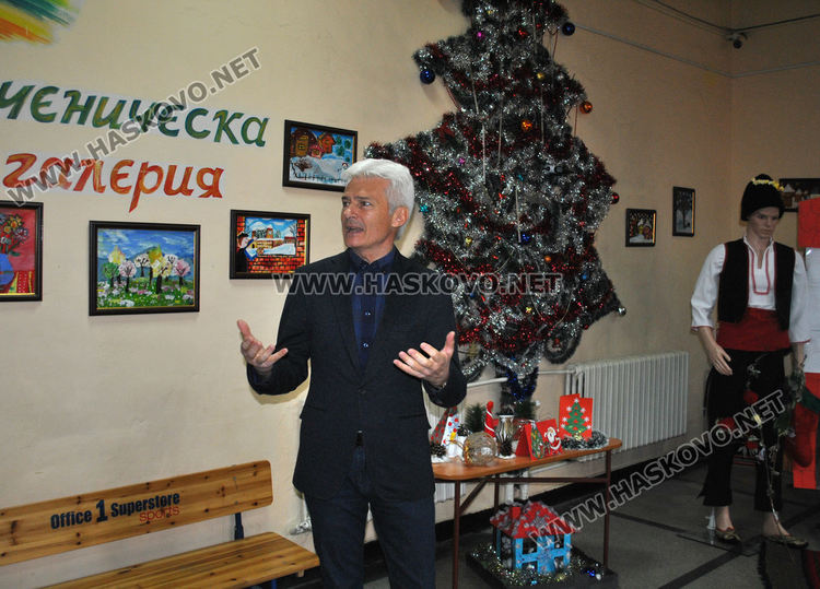 Тържествено запалиха светлините на елхата в "Христо Смирненски", готвят базар