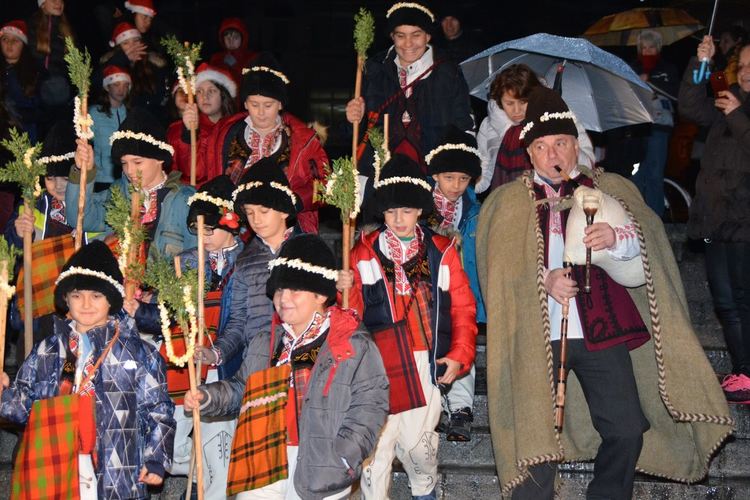 Кметът Грудев запали вълшебните светлини на Коледното дърво