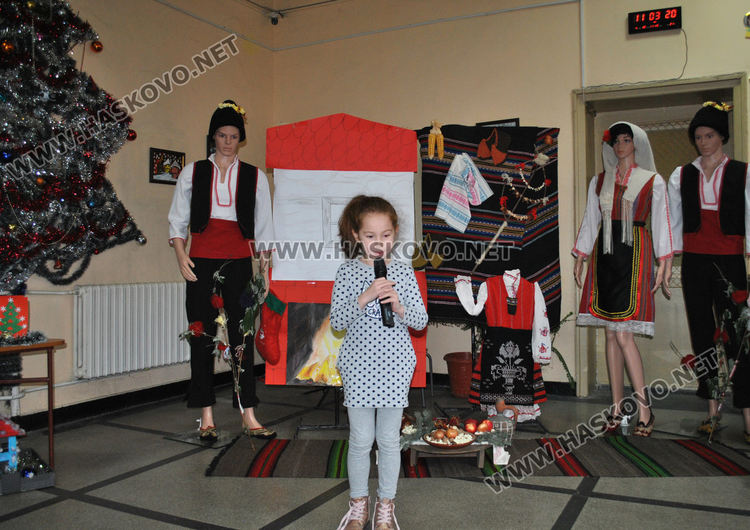 Тържествено запалиха светлините на елхата в "Христо Смирненски", готвят базар