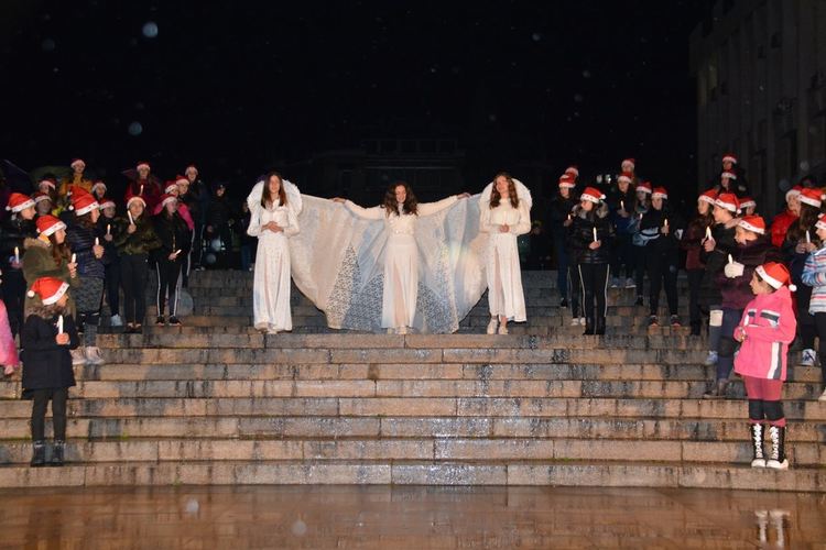 Кметът Грудев запали вълшебните светлини на Коледното дърво