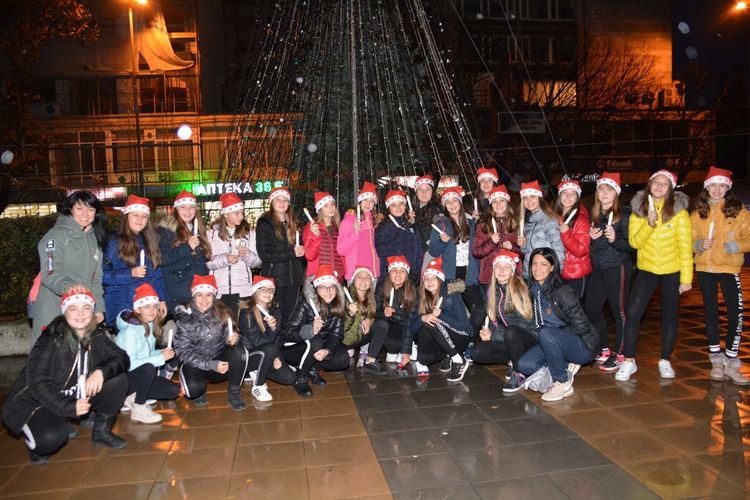 Кметът Грудев запали вълшебните светлини на Коледното дърво