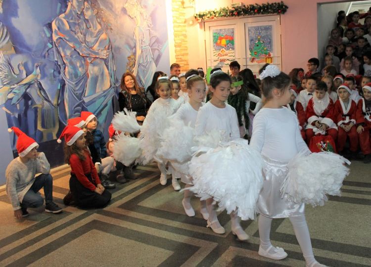 В „Йовков“ запалиха  Коледните светлини