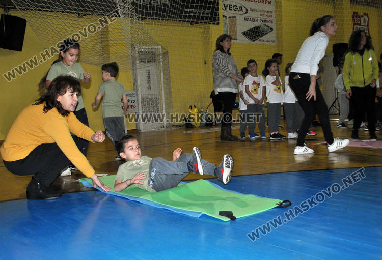 Деца и родители в надпревара "Спортист на градината"