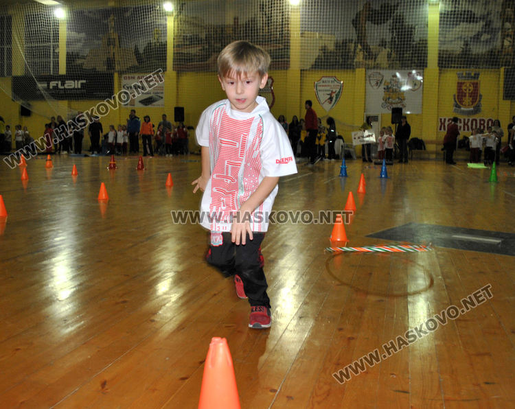 Деца и родители в надпревара "Спортист на градината"