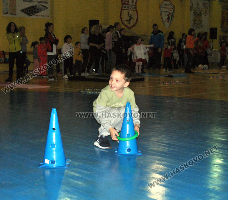 Деца и родители в надпревара "Спортист на градината"