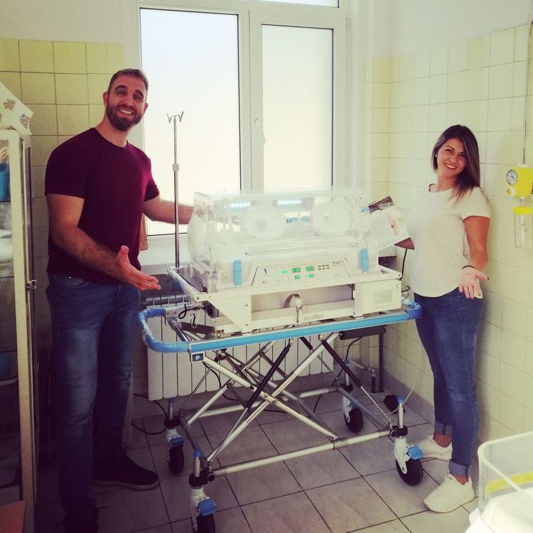 В края на тази година инициаторите на рекордната кампания Мартина и Лазар лично дариха нов модерен кувьоз на болницата в Мадан, където старият беше от 1990-та година