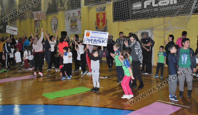 Деца и родители в надпревара "Спортист на градината"