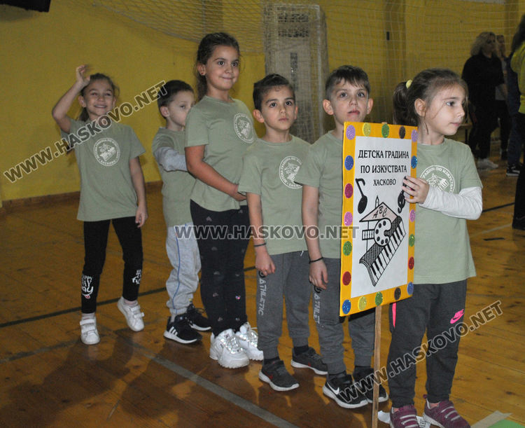 Деца и родители в надпревара "Спортист на градината"