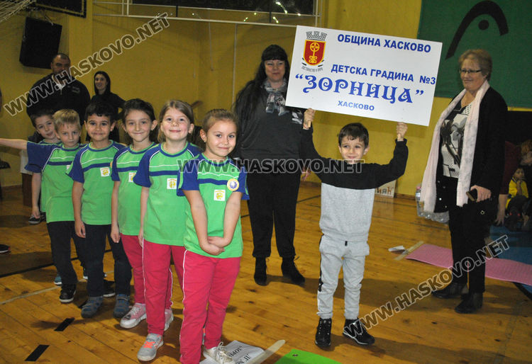 Деца и родители в надпревара "Спортист на градината"