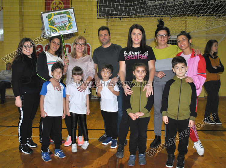 Деца и родители в надпревара "Спортист на градината"