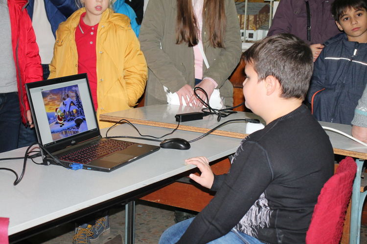 Таланти на "Вале" показаха изложба "Коледна приказка"