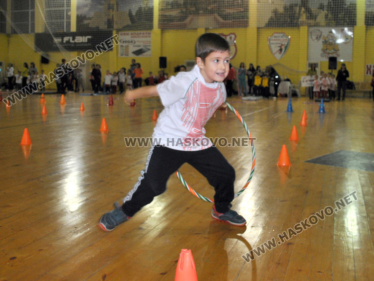 Деца и родители в надпревара "Спортист на градината"
