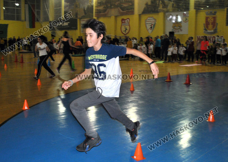 Деца и родители в надпревара "Спортист на градината"