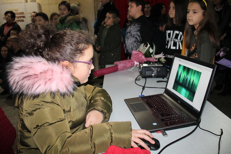 Таланти на "Вале" показаха изложба "Коледна приказка"