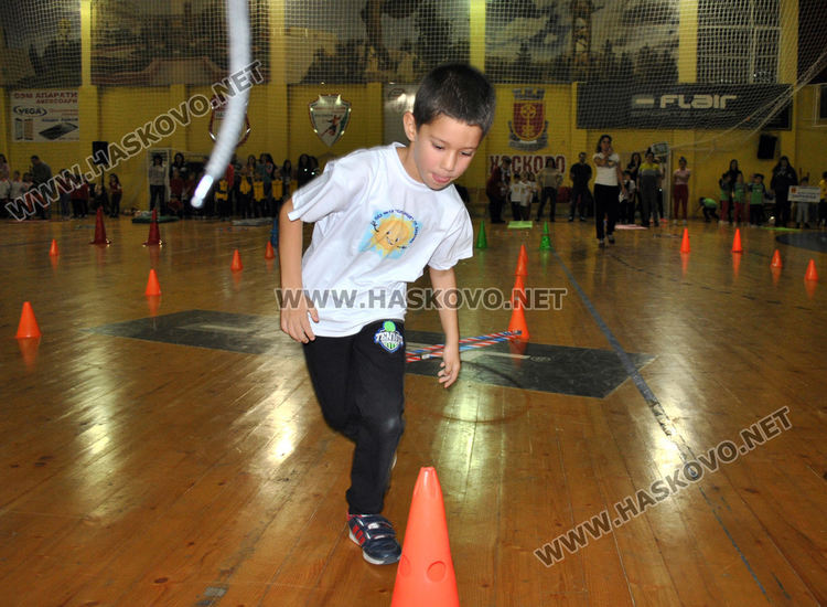 Деца и родители в надпревара "Спортист на градината"