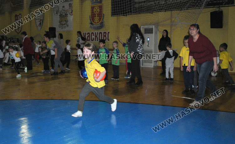 Деца и родители в надпревара "Спортист на градината"