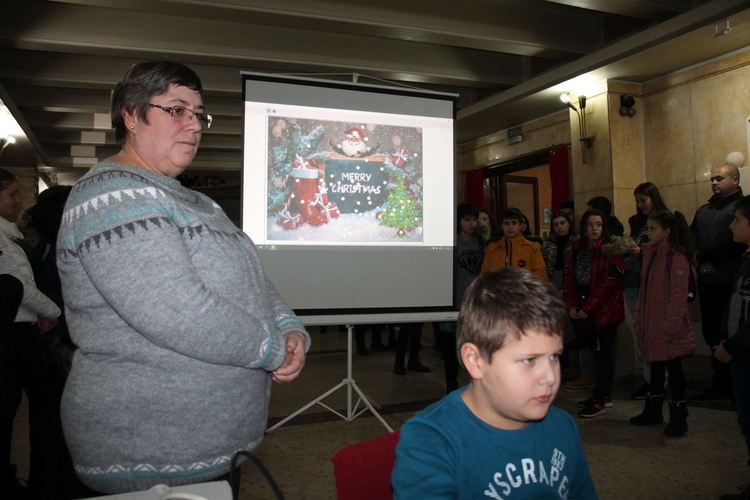 Таланти на "Вале" показаха изложба "Коледна приказка"