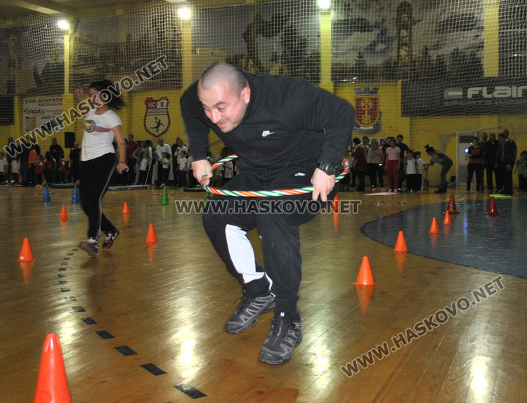 Деца и родители в надпревара "Спортист на градината"