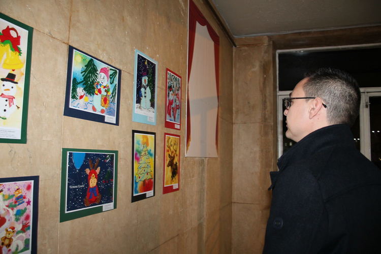 Таланти на "Вале" показаха изложба "Коледна приказка"