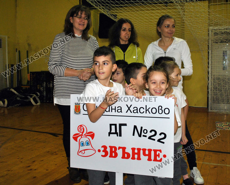 Деца и родители в надпревара "Спортист на градината"