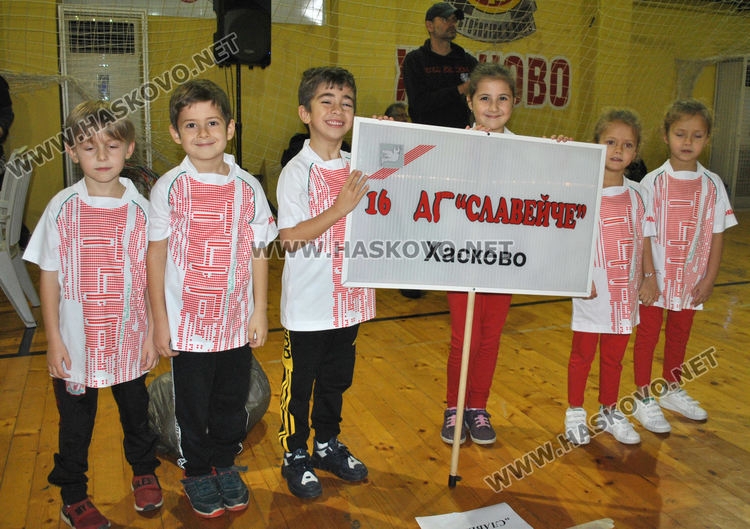 Деца и родители в надпревара "Спортист на градината"