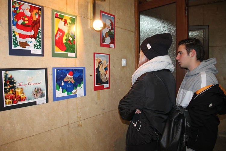 Таланти на "Вале" показаха изложба "Коледна приказка"