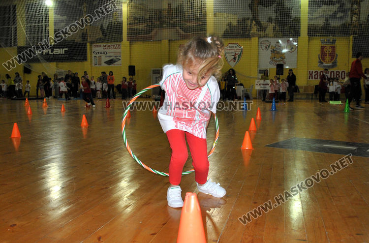 Деца и родители в надпревара "Спортист на градината"