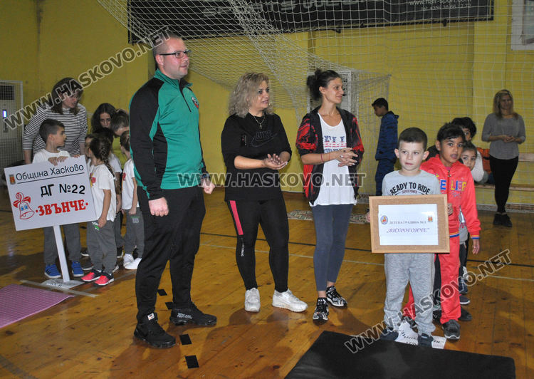 Деца и родители в надпревара "Спортист на градината"