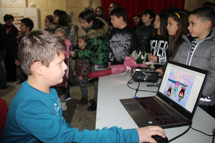 Таланти на "Вале" показаха изложба "Коледна приказка"