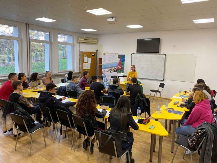 70 младежи от областта участваха в обучения по проект  „Информиран и активен”