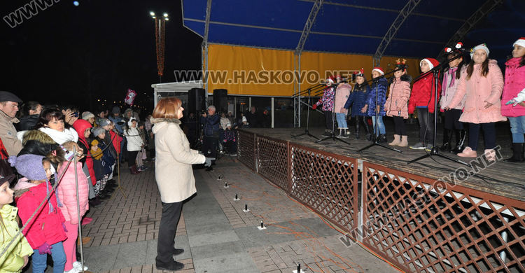 Запалиха светлините на елхата в Хасково, посрещнаха и Дядо Коледа