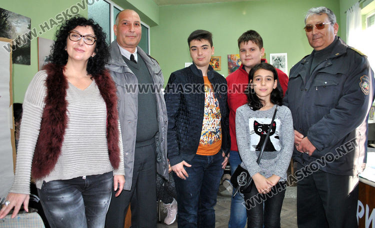Станислав, Божидар и София заедно с представители на пожарната и ръководителят Веселина Делчева (вляво)