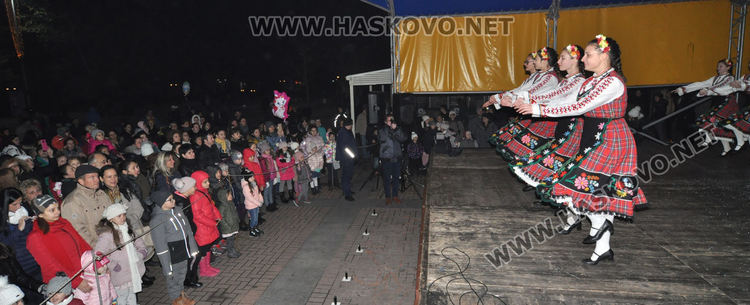 Запалиха светлините на елхата в Хасково, посрещнаха и Дядо Коледа