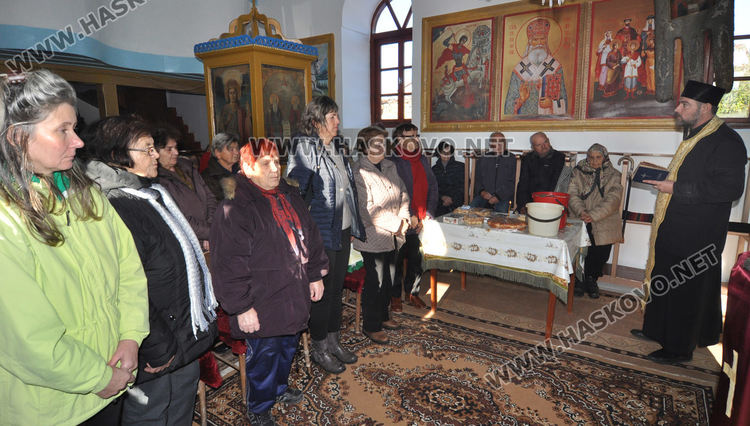 Литургия и 100 рибни ястия за Свети Никола в едноименния храм в Тракиец