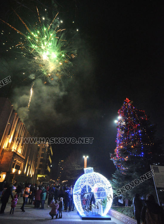 Запалиха светлините на елхата в Хасково, посрещнаха и Дядо Коледа