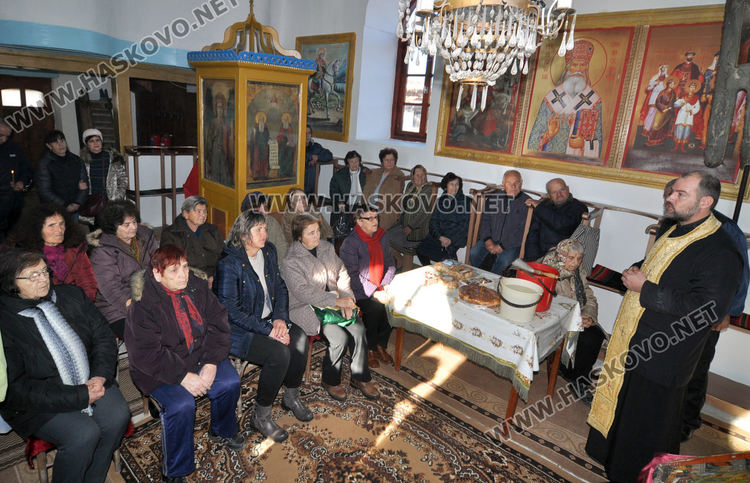 Литургия и 100 рибни ястия за Свети Никола в едноименния храм в Тракиец