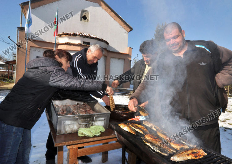 Литургия и 100 рибни ястия за Свети Никола в едноименния храм в Тракиец
