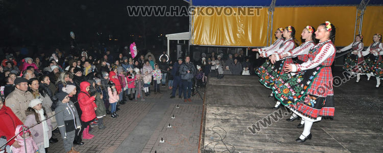 Запалиха светлините на елхата в Хасково, посрещнаха и Дядо Коледа