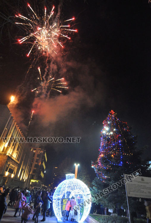 Запалиха светлините на елхата в Хасково, посрещнаха и Дядо Коледа